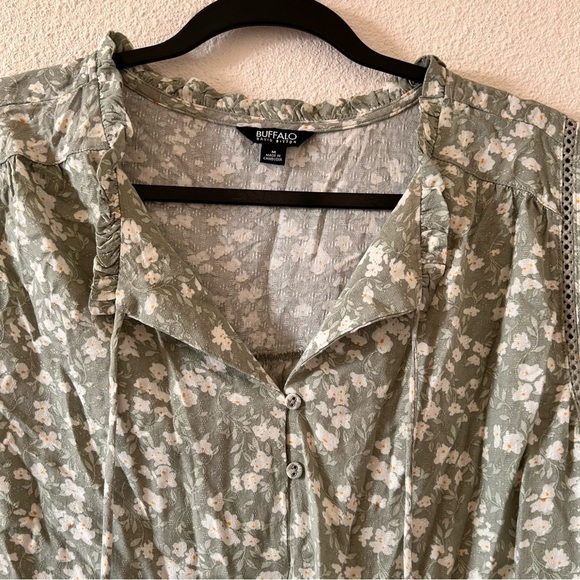 BUFFALO Dixie Floral 1/3 Button Pop On Top Women Size Medium - Picture 4 of 14